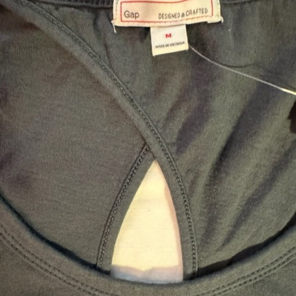 GAP Tee with Keyhole on Backside - Size M - NWT - Picture 3 of 9